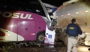 tragedia-na-br-272-em-campo-mourao-colisao-entre-caminhao-e-onibus-de-turismo-deixa-tres-mortos-e-um-ferido-d8887