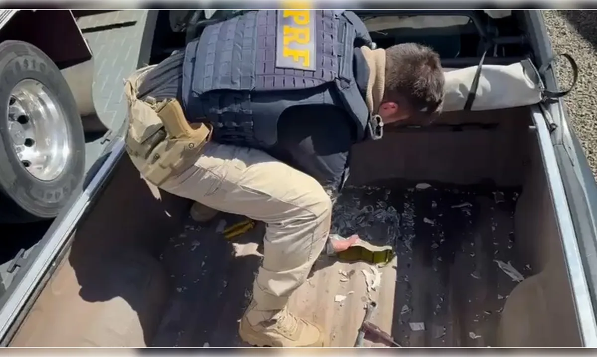 As-drogas-estavam-no-fundo-falso-de-uma-picape-01034393-0-202510231215-ProportionalFillBackground